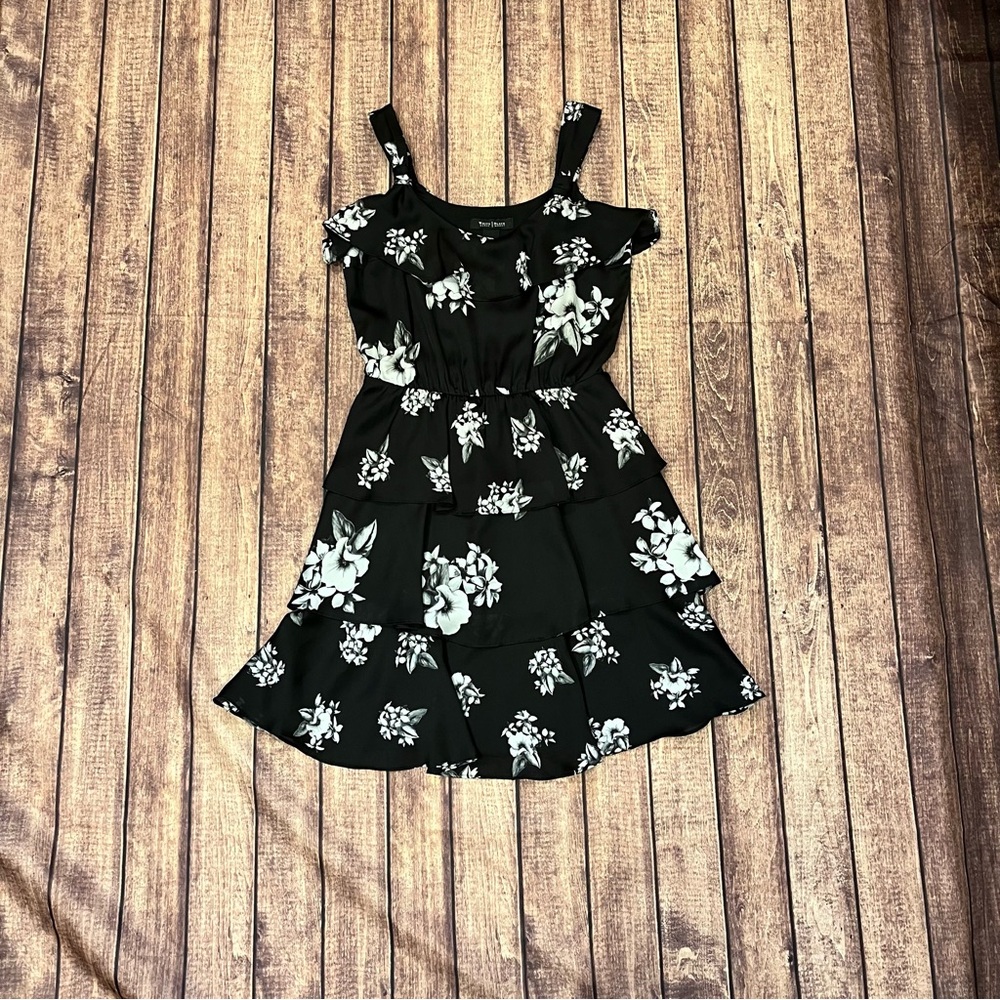 White House Black Market Black and White Floral Dress Size 2 Romantic Flowy